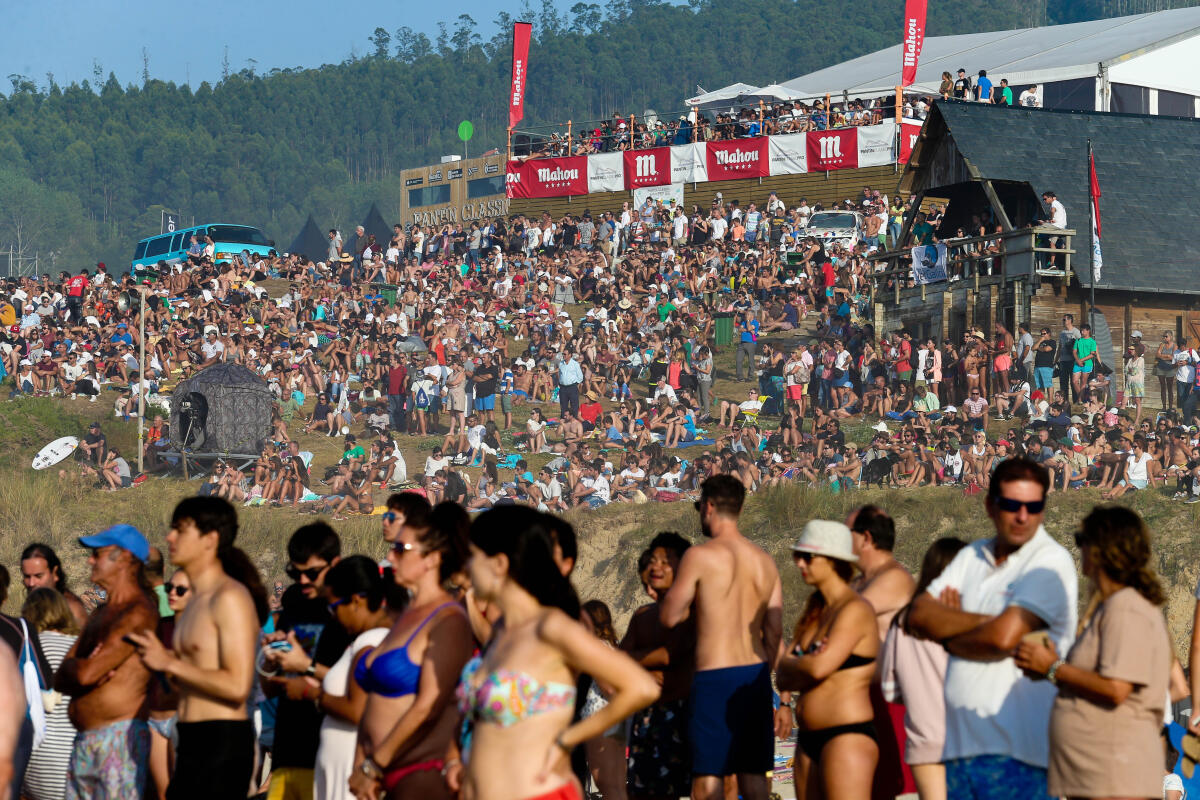 Crowd in Pantin Contest Site