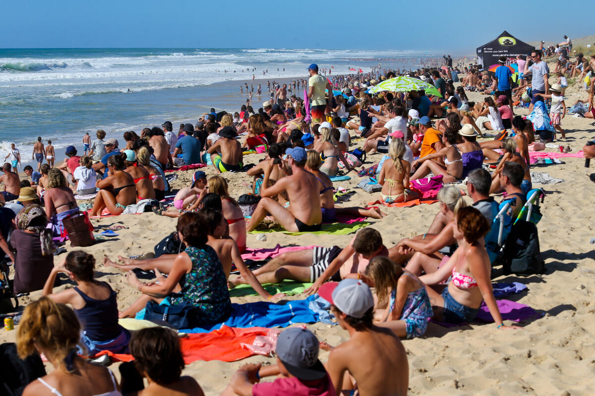 crowd in Grande plage of Lacanau