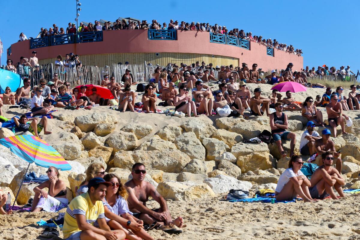 crowd in Grande plage of Lacanau