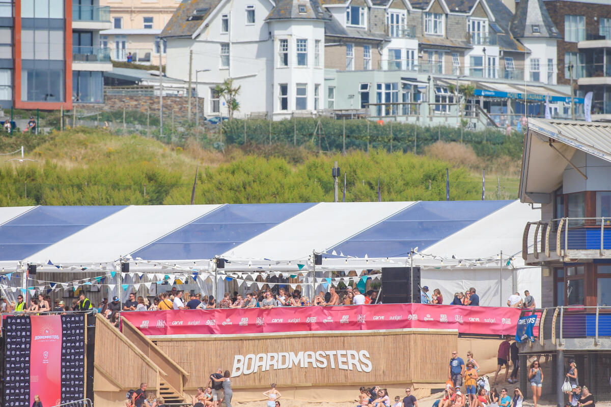 Crowd at Fistral contest site