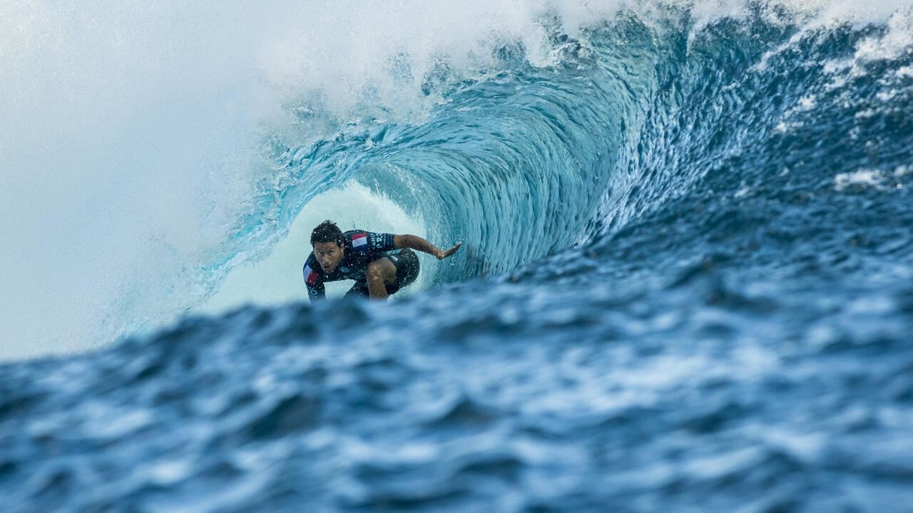 Jeremy Flores Takes Round 4 Lead World Surf League