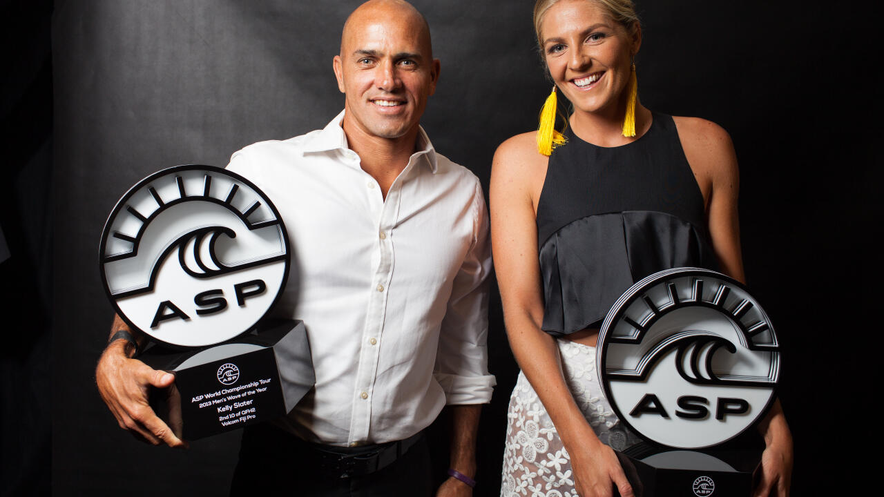 Los campeones del mundo ASP 2013 Carissa Moore (HAW) y Mick Fanning (AUS) con sus trofeos del título mundial ASP en los premios ASP World Surfing Awards en la Gold Coast de Australia el miércoles 26 de febrero de 2014.