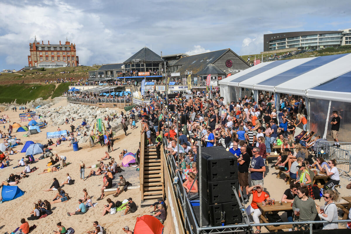 Crowd at Fistral contest site