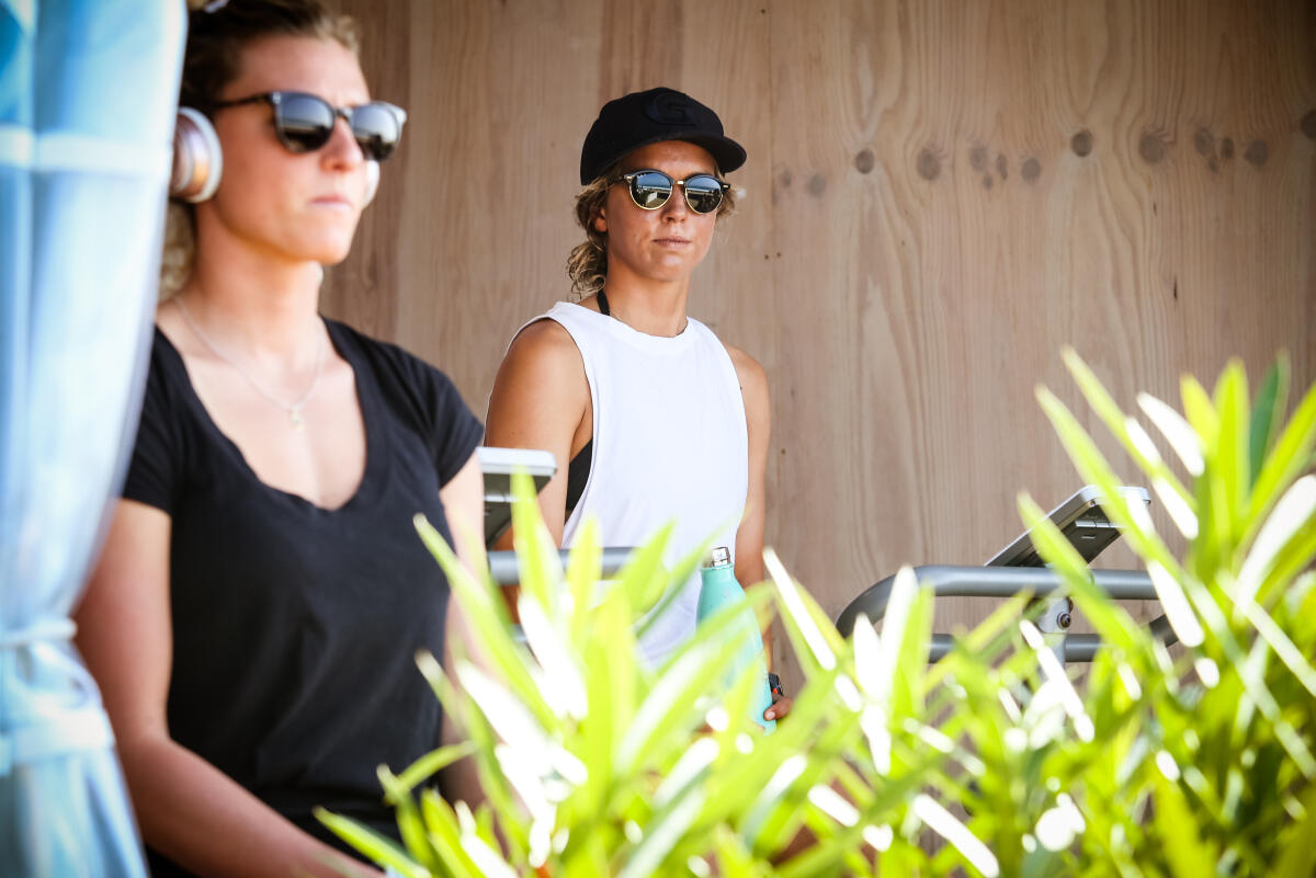 Sally Fitzgibbons (AUS) and Lakey Peterson (USA)