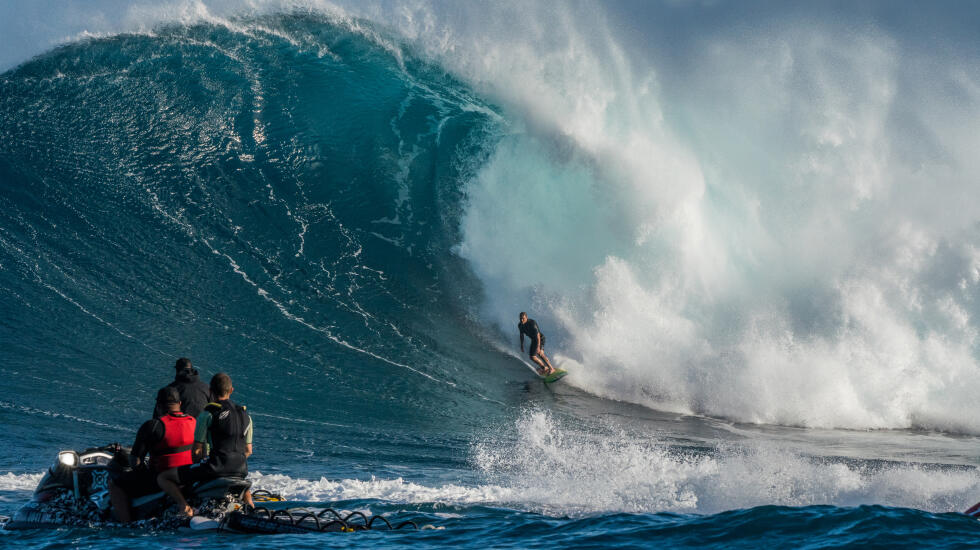 2020 Biggest Paddle Entry: Jojo Roper at Jaws (2 shot sequence) | World ...