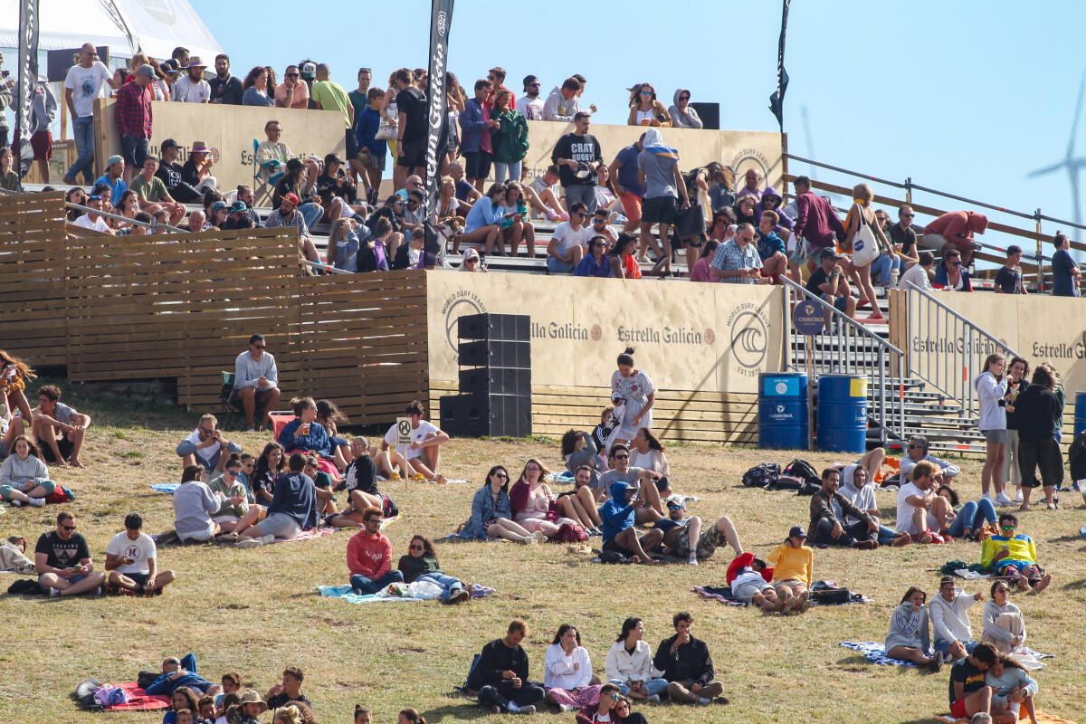 Crowd at the Pantin Contest site