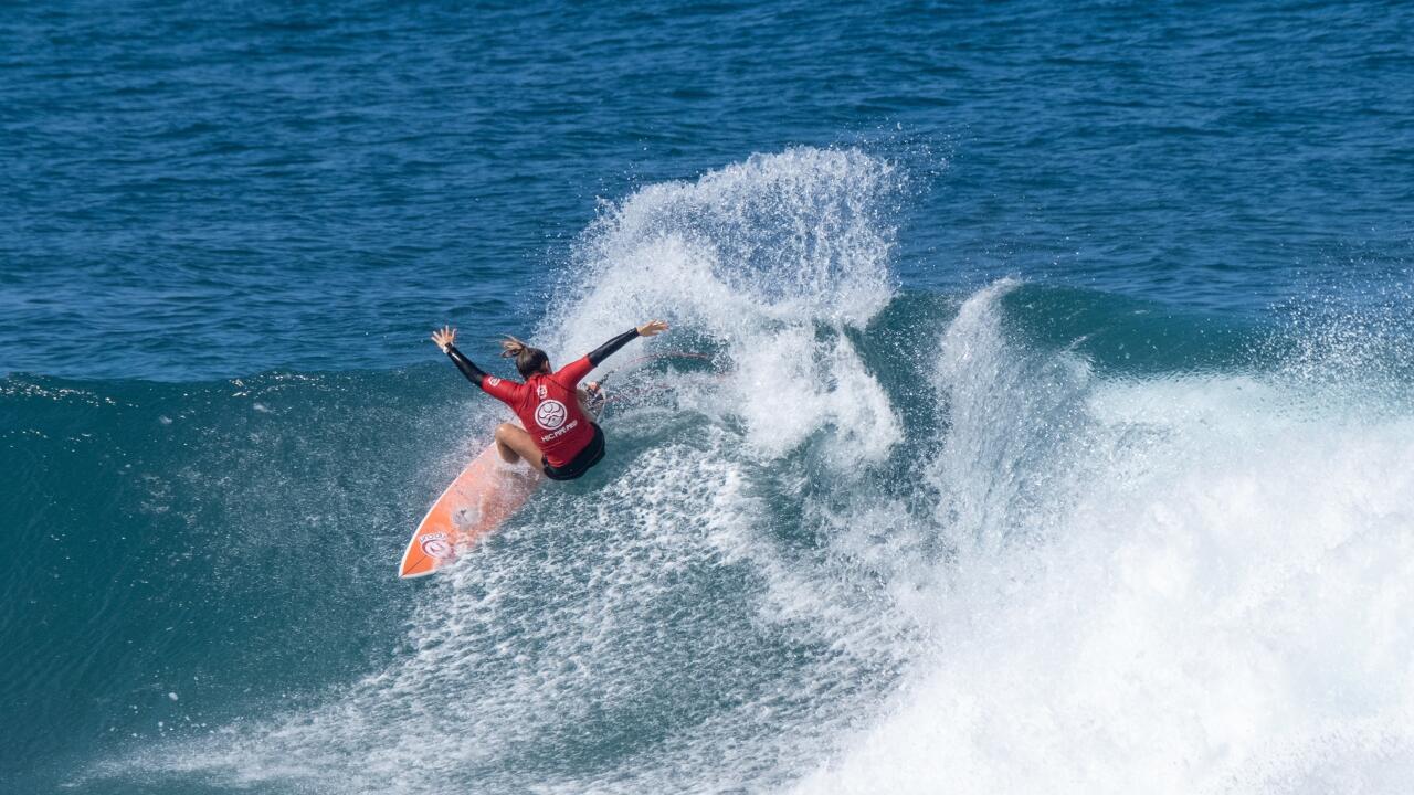 OAHU, UNITED STATES - DECEMBER 16: Brisa Hennessy of Costa Rica surfing in Heat 8 of the Round of 32 of the HIC Pipe Pro on December 16, 2021 in Oahu, United States. (Photo by Keoki Saguibo/World Surf League)